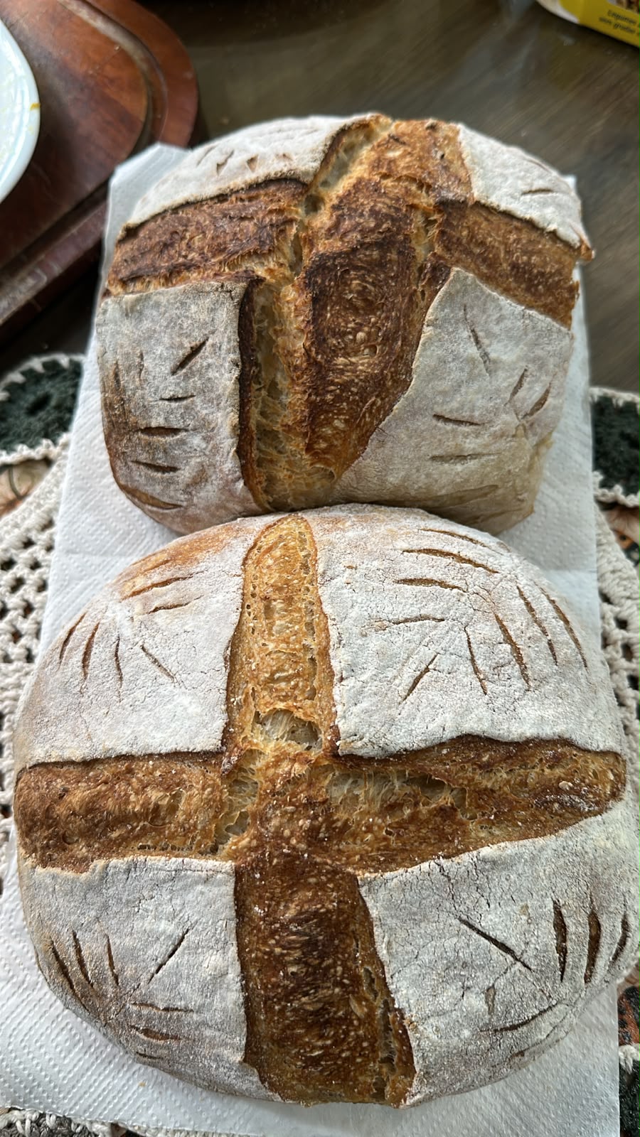 Dois pães artesanais com cortes decorativos